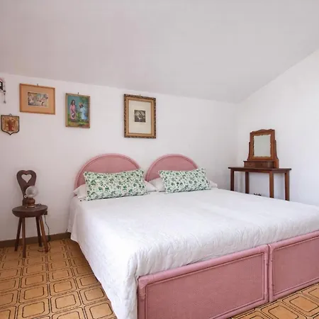 Summertime Walking Distance From The Sea With Garden Villa