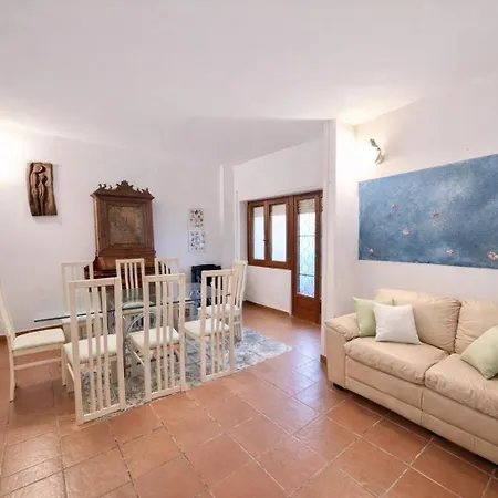 Summertime Walking Distance From The Sea With Garden