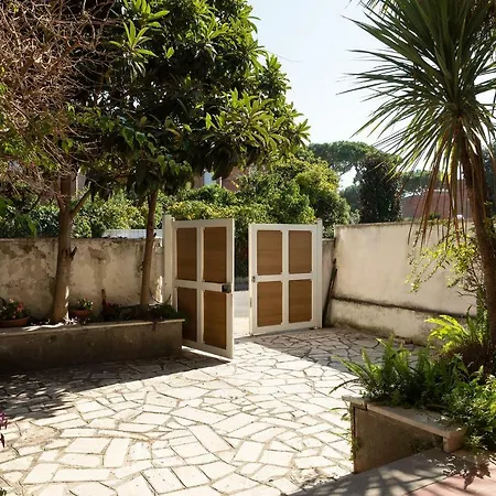 Summertime Walking Distance From The Sea With Garden